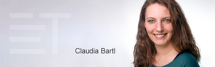 Auf grauem Hintergrund ist Claudia Bartel abgebildet. Daneben steht ihr Name in schwarzer Schrift.
