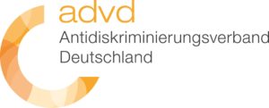 Das Logo besteht aus einem aus einem orangenen Halbkreis. Am oberen Seitenanfang steht in orangener Schrift ADVD. Darunter steht in grauer Schrift Antidiskriminierungsverband Deutschland.