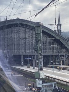 Der Kölner Hauptbahnhof, aus einem Zug gesehen, der die Stadt verlässt.